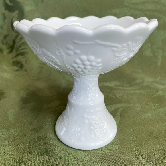 Milk glass vintage candy dish. Grapes and vine on cup and pedestal. - Picture 3 of 8